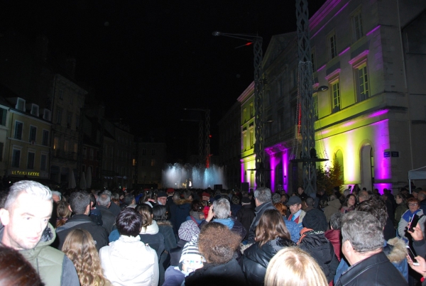 Succès à Chalon-sur-Saône du Spectacle "Eau, son et lumières", place de l'Hôtel de Ville à l’occasion des 100 ans de l’Armistice de 1918