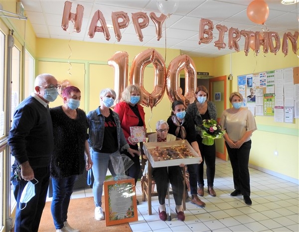 Anniversaire surprise pour la nouvelle centenaire de la Résidence givrotine des 7 Fontaines