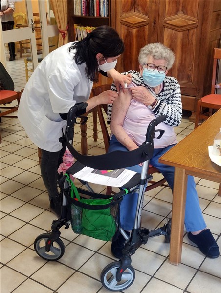 Vaccination collective contre la COVID à la Résidence des 7 Fontaines de Givry