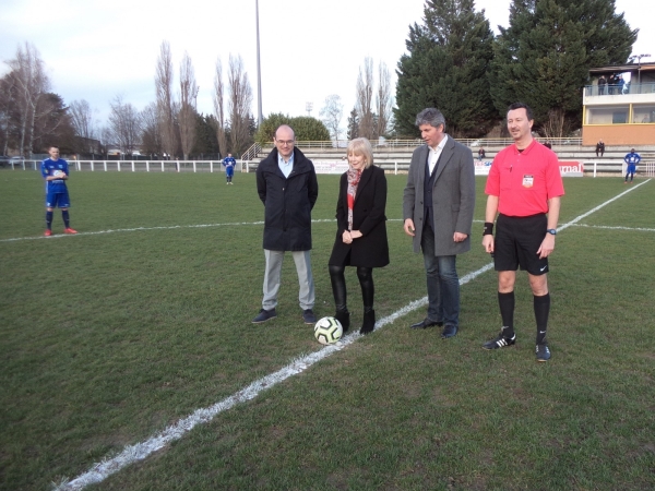 Football :   Bernadette Adams donne le coup d’envoi du match Chalon-Avallon