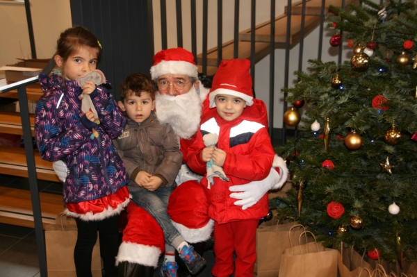 Le Père Noël de passage au Crédit Mutuel de Châtenoy-le-Royal