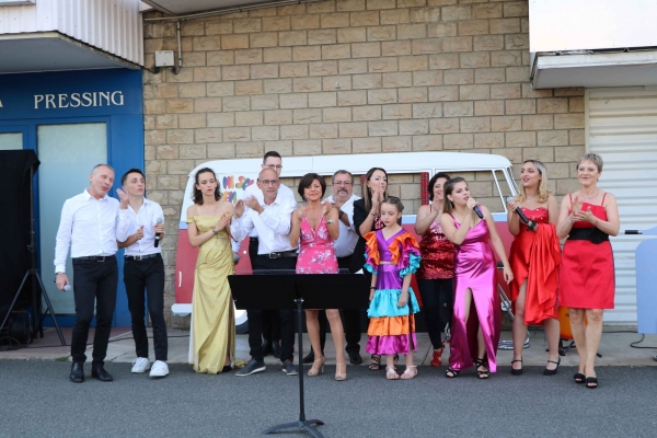 L’ensemble DO MI SOL en tenue de gala pour le spectacle place du marché.