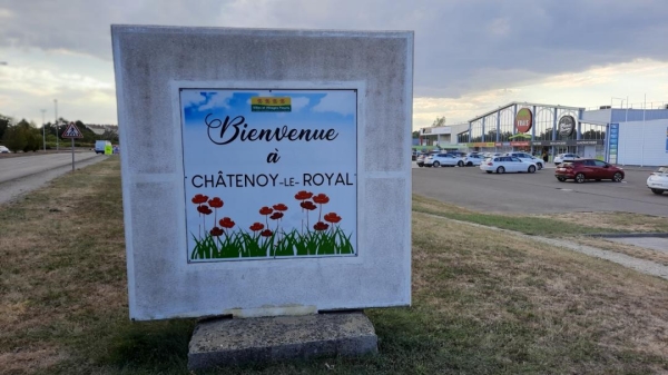 Le photo du jour : Un panneau de bienvenue à l’entrée de la commune