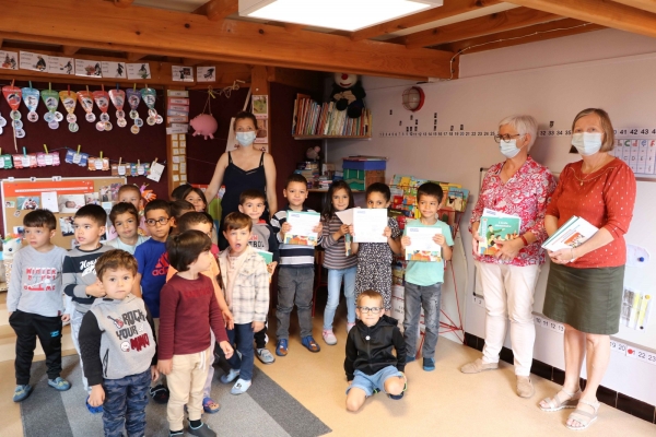 A Champforgeuil la municipalité offre un livre aux élèves de grandes sections de maternelle.