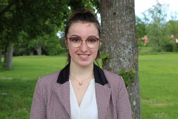 Portrait d’Elodie, jeune femme en service civique à Champforgeuil