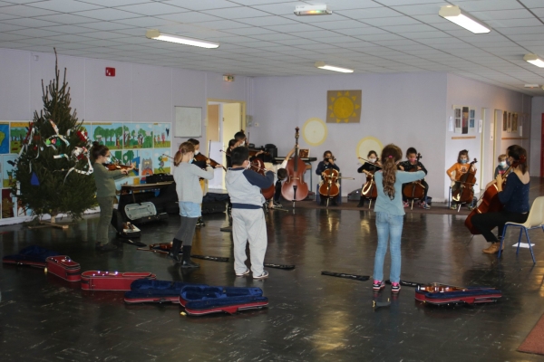 Ecole Gustave Courbet  ̏Un orchestre à l’école˝