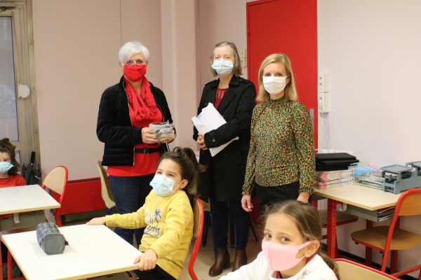 La mairie de Champforgeuil distribue un masque aux enfants des écoles primaires