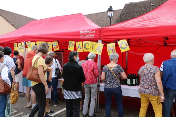 Le marché italien de Fontaines interrompu par l’orage.