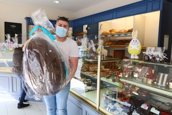 Qui va gagner l’œuf géant en chocolat de la boulangerie pâtisserie Jouvenceaux ?