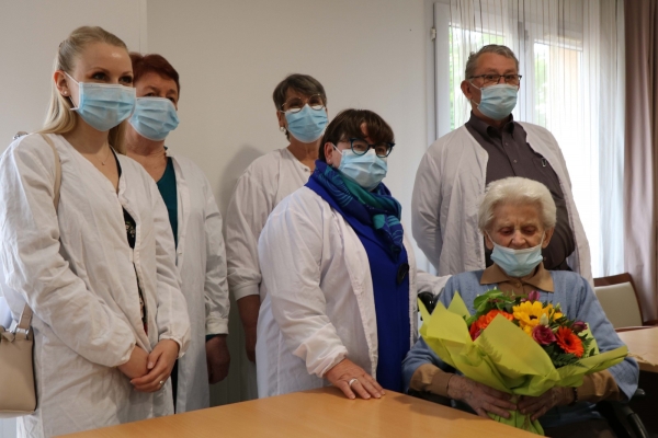 La ville de Saint Rémy fait honneur à Mme Jussiaux pour ses 100 ans