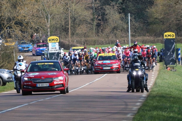 La 4ème étape de la course cycliste Paris-Nice Chalon- Chiroubles s’est élancée de Chalon ce mercredi avec un départ réel au lieudit les Faugourets.