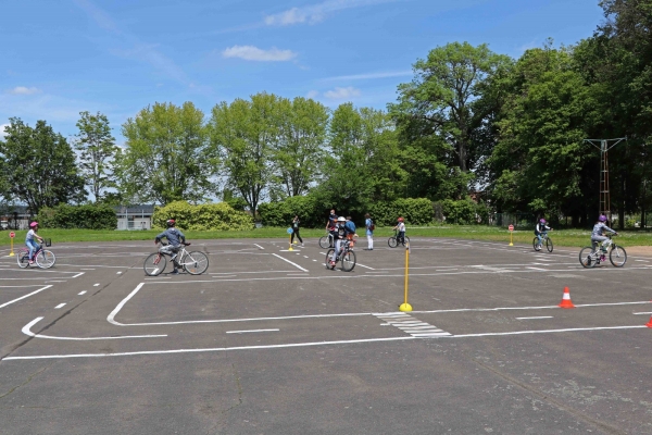 Séances théoriques et pratiques de l’usage du vélo pour les élèves de CM2 de Saint Rémy.