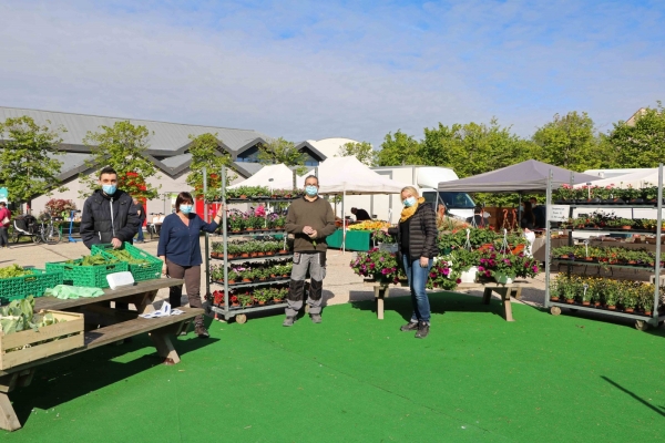 Vente de plants et de légumes par ESAT PEP 71 au marché de Saint Rémy