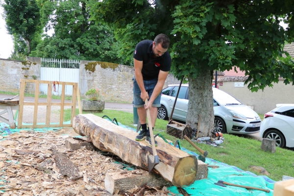 Restauration d’un pilier de soutien dans la maison seigneuriale de l’évêché à Saint Denis de Vaux