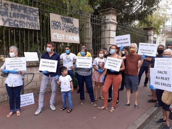 Manifestation devant la Sous-préfecture de Chalon-sur-Saône pour exiger le retour d'une famille menacée d'expulsion vers l'Arménie
