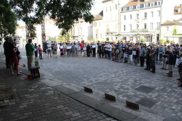 Nouvelle manifestation en soutien à la famille Yeganyan devant la mairie de Chalon-sur-Saône