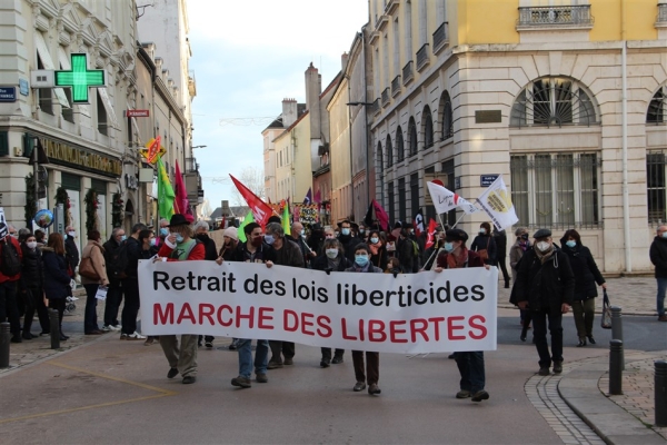 Une centaine de personnes ont défilé pour la 4ème journée de mobilisation contre la loi «Sécurité Globale» à Chalon-sur-Saône 