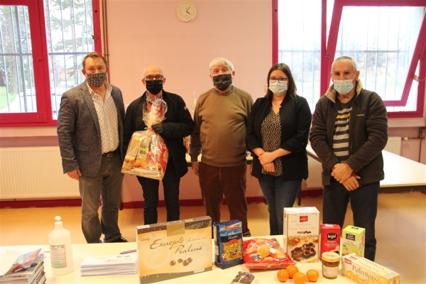 Distribution des colis de Noël aux Séniors du quartier Stade-Fontaine-aux-Loups