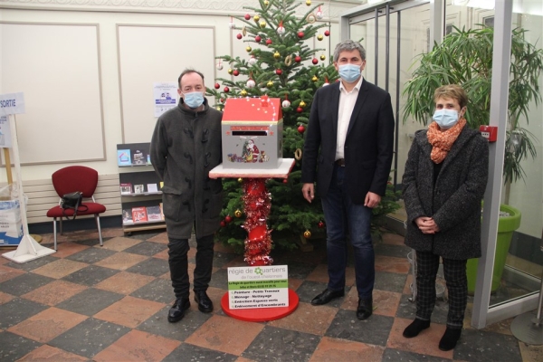 La mairie accueille la boîte aux lettres du Père Noël de la régie de quartiers de l'Ouest Chalonnais