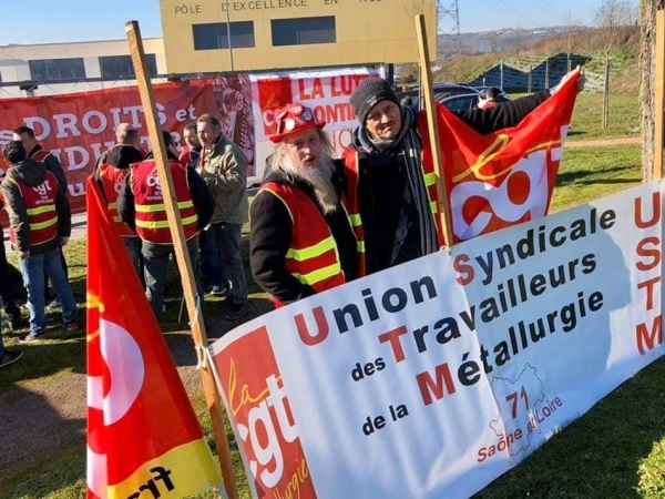 Une délégation de métallos du Chalonnais  vendredi à une manifestation devant l'UIMM de Dijon
