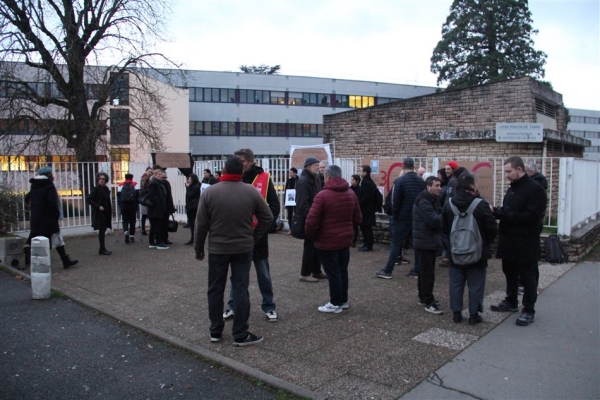 Action symbolique contre les E3C  annulée hier  devant le lycée Pontus de Tyard