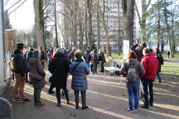 Le Collectif Chalon Solidarité Migrants mardi devant l'école Romain Rolland