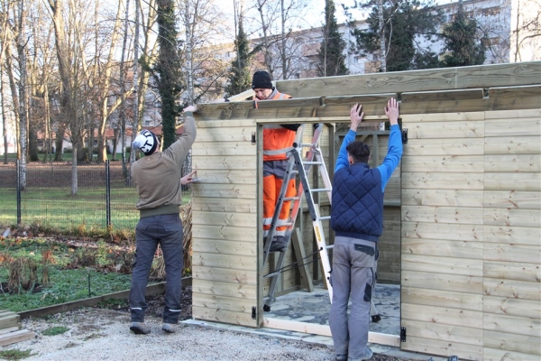 La reconstruction de l'abri de jardin du Jardi’Bonheur des Aubépins est en cours