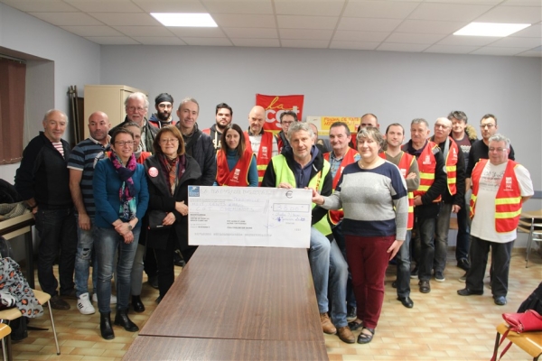 Remise d'un chèque de 3800 euros des Communistes de Saône-et-Loire aux cheminots en grève 