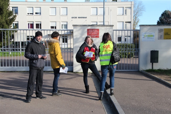 Tractage contre la réforme des retraites devant les lycées de Chalon-sur-Saône 