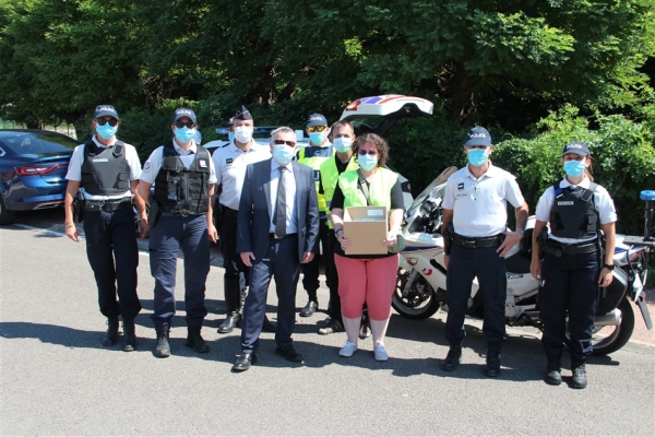 La Police nationale de Chalon-sur-Saône distribue des éthylotests aux automobilistes