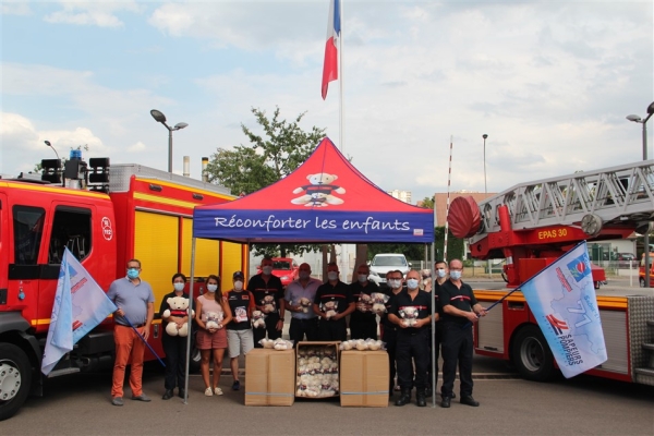 Venez en aide aux enfants avec la peluche Pompy, l'assistant des sapeurs-pompiers!