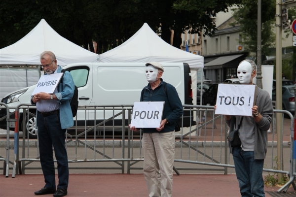 Un cercle de silence pour les migrants Place de l'Obélisque