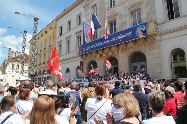 Retour en images sur la grande mobilisation à Chalon-sur-Saône pour la défense de l’hôpital public