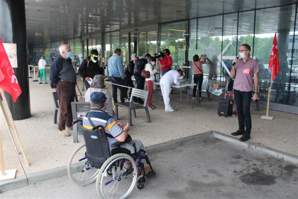 Opération #PasDeMedailleEnChocolat devant le Centre hospitalier William Morey de Chalon-sur-Saône