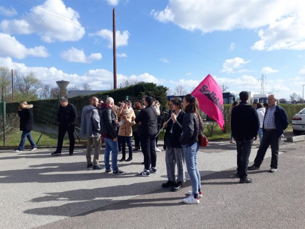 Débrayage des salariés devant le centre d'appels  Comdata de Chalon-sur-Saône
