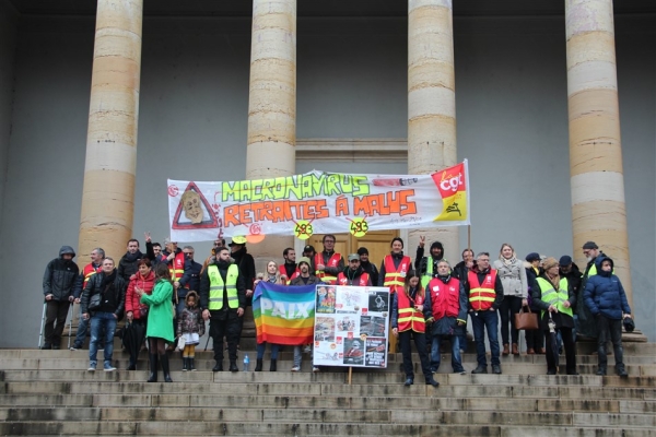 Des opposants à la réforme des retraites ont défilé à Chalon-sur-Saône contre le recours au 49-3