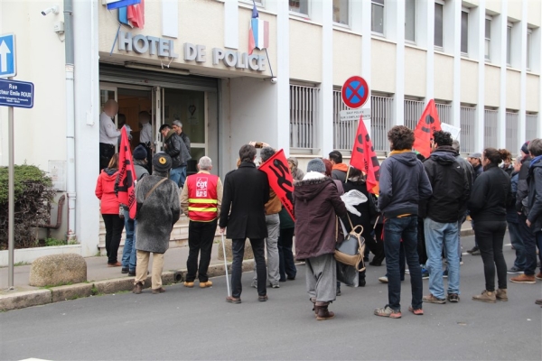 Rassemblement devant l'Hôtel de Police de Chalon-sur-Saône en soutien à des manifestants convoqués en audition libre