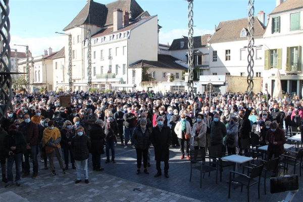 Plus d'un millier de personnes à Chalon-sur-Saône lors du rassemblement en hommage à Samuel Paty