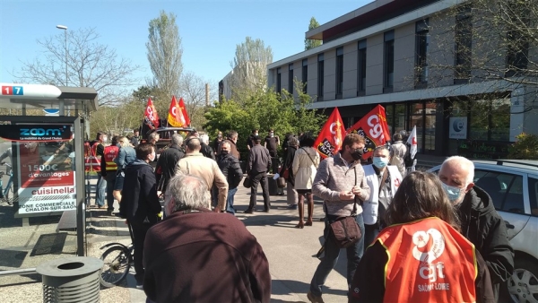 Nouveau rassemblement du collectif «Occupons Chalon» devant l'agence Pôle Emploi de Chalon-sur-Saône