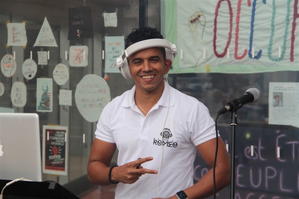 Comme un air de bachata sur le parvis de l'Espace des Arts avec Deejay Roméo