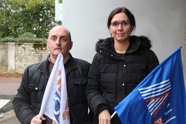 Action symbolique et rassemblement de policiers devant le commissariat de Chalon-sur-Saône pour la défense de leur statut