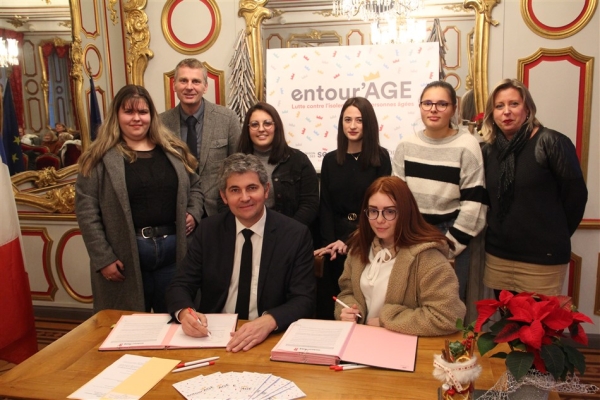 Signature mercredi à la mairie de la Charte «Lutte contre l'isolement» par des élèves du lycée Saint-Charles