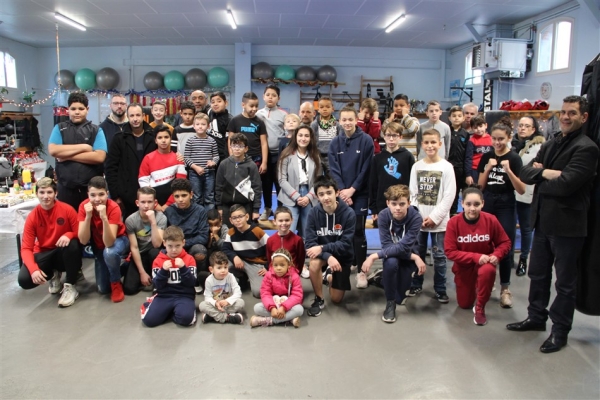 Distribution des kits de chocolats de Noël aux petites et moyennes sections du Ring Olympique Chalonnais