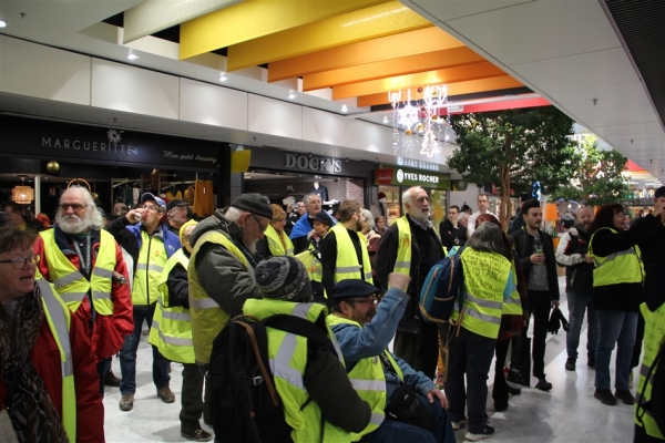 Une centaine de Gilets Jaunes ont envahi Carrefour Chalon Sud 