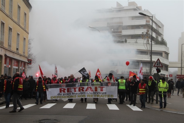 5700 manifestants ont défilé dans les rues de Chalon-sur-Saône contre la réforme des retraites