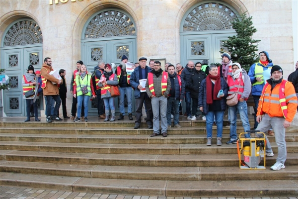 Vendredi des opposants à la réforme des retraites organisaient une opération tractage dans Chalon-sur-Saône