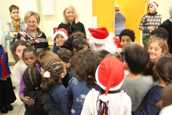 Le Père Noël a rendu une visite aux écoliers des Prés Saint-Jean
