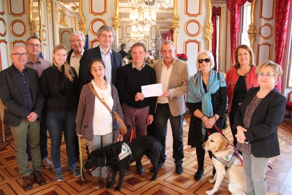 Remise de chèque de l'association Valentin Haüy à Chiens Guides d’aveugles de Lyon et du Centre-Est
