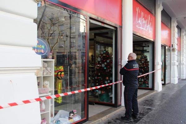 Un agent de sécurité des Galeries Lafayette blessé à l'arme blanche (2)