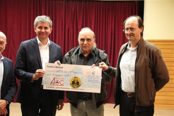 Remise de chèque jeudi soir à l'association Les Papillons Blancs par deux clubs automobiles